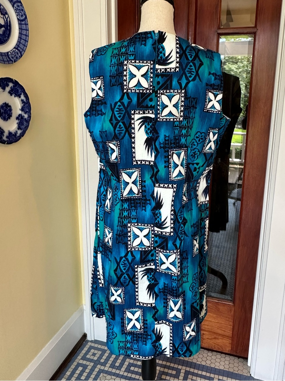 Hukilau Fashions | Vintage 1960s Hawaii Print 100% Cotton Shift Dress, Size 20 - Picture 3 of 10